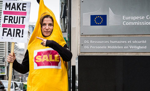 Banana Riot - Happening vor der Europäischen Kommission in Brüssel